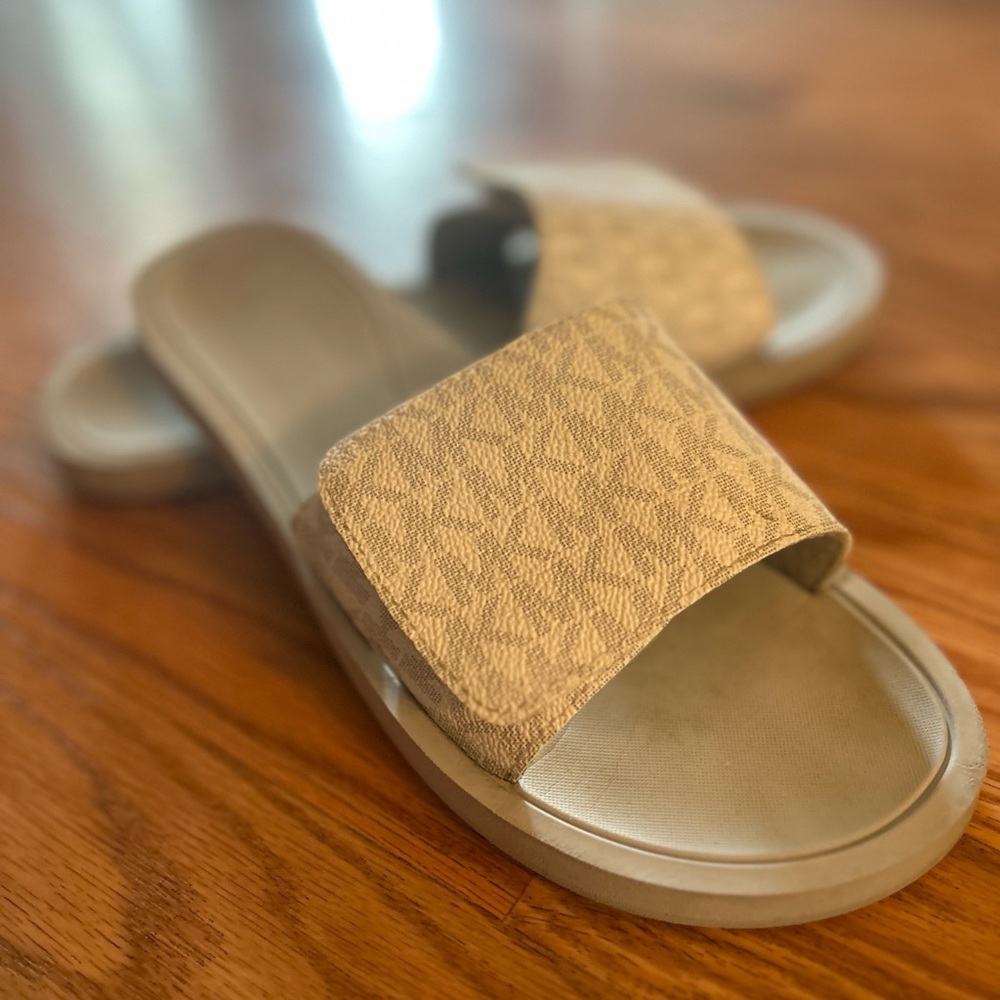 Woman’s size 8 flip flops Michael kors